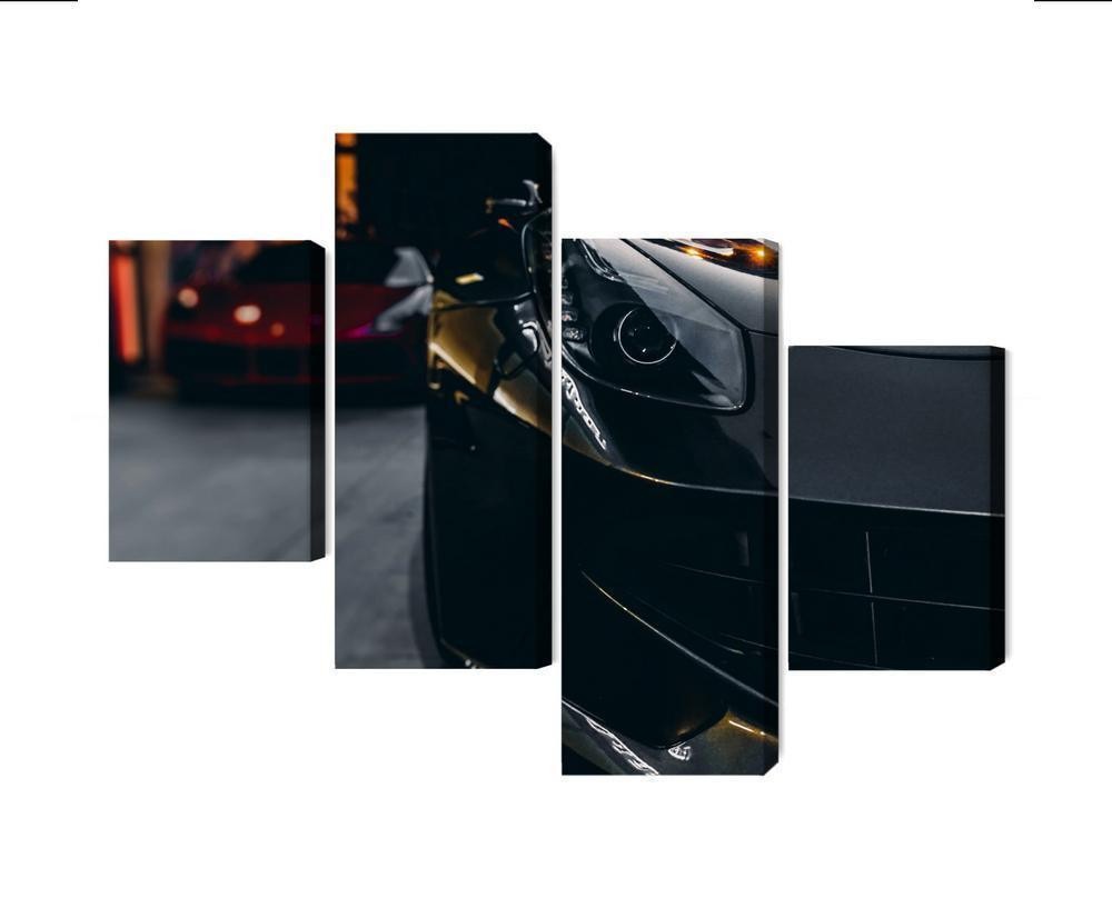 Flerdelt billede på lærred foran en sort sportsvogn