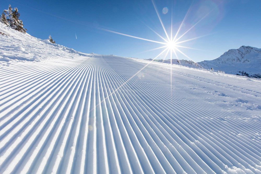 Fototapet - Ski Slope And Sunny Day