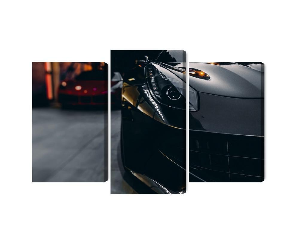 Flerdelt billede på lærred foran en sort sportsvogn